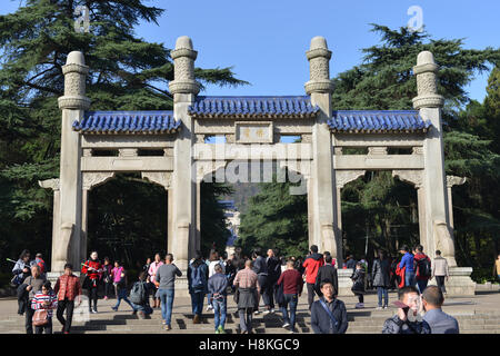 Nanjing, Nanjing, Chine. Nov 11, 2016. Nanjing, Chine - 11 novembre 2016 : (usage éditorial uniquement. Chine OUT) .Les gens commémorer Dr. Sun Yatsen au mausolée Sun Yat-sen de Nanjing, capitale de la province de Jiangsu, Chine orientale, le 11 novembre 2016, marquant le 150e anniversaire de Sun Yat-sen's birthday. Le Dr Sun Yat-sen était un révolutionnaire chinois, médecin, premier président et père fondateur de la République populaire de Chine. Comme le pionnier de la République de Chine, Sun est appelé le ''père de la nation'' dans la République de Chine (ROC), Hong Kong et Macao, et la ''précurseur de Banque D'Images