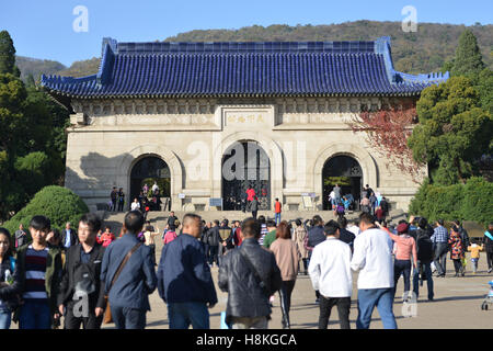 Nanjing, Nanjing, Chine. Nov 11, 2016. Nanjing, Chine - 11 novembre 2016 : (usage éditorial uniquement. Chine OUT) .Les gens commémorer Dr. Sun Yatsen au mausolée Sun Yat-sen de Nanjing, capitale de la province de Jiangsu, Chine orientale, le 11 novembre 2016, marquant le 150e anniversaire de Sun Yat-sen's birthday. Le Dr Sun Yat-sen était un révolutionnaire chinois, médecin, premier président et père fondateur de la République populaire de Chine. Comme le pionnier de la République de Chine, Sun est appelé le ''père de la nation'' dans la République de Chine (ROC), Hong Kong et Macao, et la ''précurseur de Banque D'Images