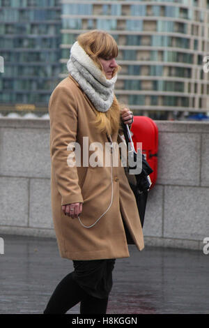 Londres, Royaume-Uni. 14Th Nov, 2016. Les gens autour de Tower Bridge à l'état humide et terne matin à Londres : Crédit Dinendra Haria/Alamy Live News Banque D'Images