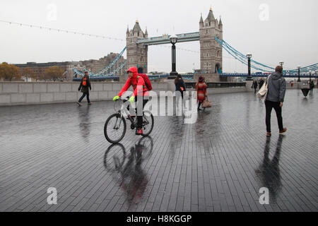 Londres, Royaume-Uni. 14Th Nov, 2016. Les gens autour de Tower Bridge à l'état humide et terne matin à Londres : Crédit Dinendra Haria/Alamy Live News Banque D'Images