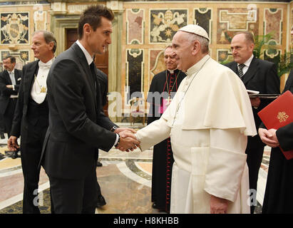 La cité du Vatican. 14Th Nov, 2016. Miroslav Klose, Assistenztrainer DFB, Assistant Coach de l'Équipe nationale de football allemande, le Pape François visites en audience privée au Vatican City à 14 novembre 2016 Crédit : Peter Schatz/Alamy Live News Banque D'Images