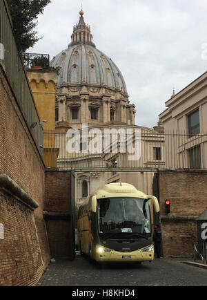 Rome, Italie. 14Th Nov, 2016. Le bus de l'équipe de l'Équipe nationale de football allemande quitte la cité du Vatican, 14 novembre 2016. L'équipe a eu une audience privée avec le pape François. Photo : Arne Richter/dpa/Alamy Live News Banque D'Images