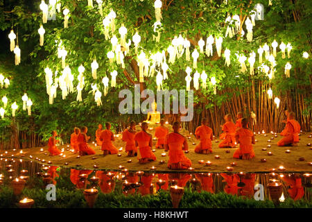 Chiang Mai, Thaïlande. 14 novembre 2016. Moines de célébrer le festival de Loy Krathong à Wat Phan Tao Temple, Chiang Mai, Thaïlande avec des bougies et lanternes de ciel dans une sombre et émouvante cérémonie qui reflète le deuil pour le Roi Bhumibol. Toutes les festivités ont été réduits Loy Krathong à Chiang Mai et à travers la Thaïlande comme une marque de respect, en se concentrant davantage sur les aspects religieux du festival. Crédit : Paul Brown/Alamy Live News Banque D'Images