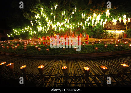 Chiang Mai, Thaïlande. 14 novembre 2016. Moines de célébrer le festival de Loy Krathong à Wat Phan Tao Temple, Chiang Mai, Thaïlande avec des bougies et lanternes de ciel dans une sombre et émouvante cérémonie qui reflète le deuil pour le Roi Bhumibol. Toutes les festivités ont été réduits Loy Krathong à Chiang Mai et à travers la Thaïlande comme une marque de respect, en se concentrant davantage sur les aspects religieux du festival. Crédit : Paul Brown/Alamy Live News Banque D'Images