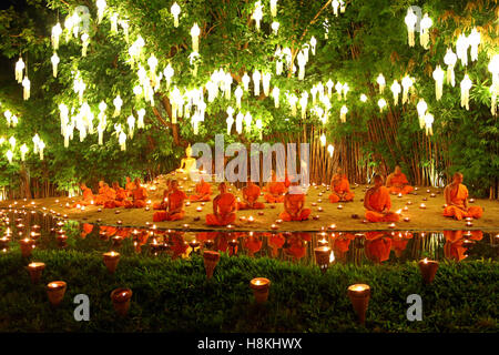 Chiang Mai, Thaïlande. 14 novembre 2016. Moines de célébrer le festival de Loy Krathong à Wat Phan Tao Temple, Chiang Mai, Thaïlande avec des bougies et lanternes de ciel dans une sombre et émouvante cérémonie qui reflète le deuil pour le Roi Bhumibol. Toutes les festivités ont été réduits Loy Krathong à Chiang Mai et à travers la Thaïlande comme une marque de respect, en se concentrant davantage sur les aspects religieux du festival. Crédit : Paul Brown/Alamy Live News Banque D'Images