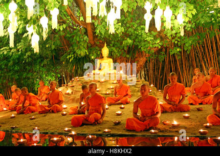 Chiang Mai, Thaïlande. 14 novembre 2016. Moines de célébrer le festival de Loy Krathong à Wat Phan Tao Temple, Chiang Mai, Thaïlande avec des bougies et lanternes de ciel dans une sombre et émouvante cérémonie qui reflète le deuil pour le Roi Bhumibol. Toutes les festivités ont été réduits Loy Krathong à Chiang Mai et à travers la Thaïlande comme une marque de respect, en se concentrant davantage sur les aspects religieux du festival. Crédit : Paul Brown/Alamy Live News Banque D'Images