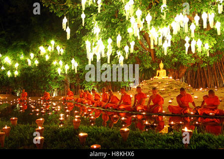 Chiang Mai, Thaïlande. 14 novembre 2016. Moines de célébrer le festival de Loy Krathong à Wat Phan Tao Temple, Chiang Mai, Thaïlande avec des bougies et lanternes de ciel dans une sombre et émouvante cérémonie qui reflète le deuil pour le Roi Bhumibol. Toutes les festivités ont été réduits Loy Krathong à Chiang Mai et à travers la Thaïlande comme une marque de respect, en se concentrant davantage sur les aspects religieux du festival. Crédit : Paul Brown/Alamy Live News Banque D'Images