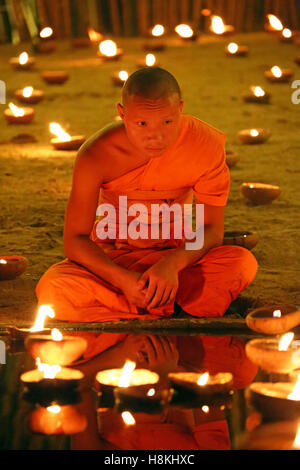 Chiang Mai, Thaïlande. 14 novembre 2016. Moines de célébrer le festival de Loy Krathong à Wat Phan Tao Temple, Chiang Mai, Thaïlande avec des bougies et lanternes de ciel dans une sombre et émouvante cérémonie qui reflète le deuil pour le Roi Bhumibol. Toutes les festivités ont été réduits Loy Krathong à Chiang Mai et à travers la Thaïlande comme une marque de respect, en se concentrant davantage sur les aspects religieux du festival. Crédit : Paul Brown/Alamy Live News Banque D'Images