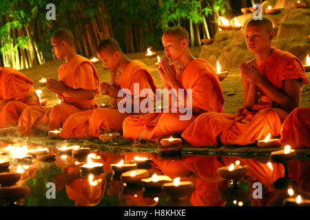 Chiang Mai, Thaïlande. 14 novembre 2016. Moines de célébrer le festival de Loy Krathong à Wat Phan Tao Temple, Chiang Mai, Thaïlande avec des bougies et lanternes de ciel dans une sombre et émouvante cérémonie qui reflète le deuil pour le Roi Bhumibol. Toutes les festivités ont été réduits Loy Krathong à Chiang Mai et à travers la Thaïlande comme une marque de respect, en se concentrant davantage sur les aspects religieux du festival. Crédit : Paul Brown/Alamy Live News Banque D'Images