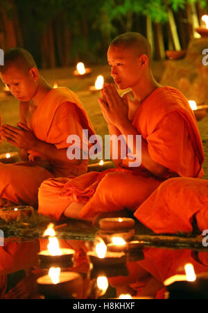 Chiang Mai, Thaïlande. 14 novembre 2016. Moines de célébrer le festival de Loy Krathong à Wat Phan Tao Temple, Chiang Mai, Thaïlande avec des bougies et lanternes de ciel dans une sombre et émouvante cérémonie qui reflète le deuil pour le Roi Bhumibol. Toutes les festivités ont été réduits Loy Krathong à Chiang Mai et à travers la Thaïlande comme une marque de respect, en se concentrant davantage sur les aspects religieux du festival. Crédit : Paul Brown/Alamy Live News Banque D'Images