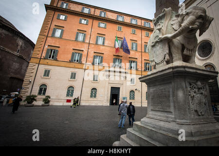 Rome, Italie. 14 novembre, 2016. Une charmante statue de Rome un petit éléphant par grand architecte et sculpteur baroque Gian Lorenzo Bernini a été endommagée par des vandales durant la nuit, a indiqué lundi. Une partie de l'une des défenses d'éléphant a été brisé et la pièce a été trouvée au pied de la statue à Rome, Piazza della Minerva, près du Panthéon. *** *** Légende locale une charmante statue de Rome un petit éléphant par grand architecte et sculpteur baroque Gian Lorenzo Bernini a été endommagée par des vandales durant la nuit, a indiqué lundi. Credit : Andrea Ronchini/Alamy Live News Banque D'Images