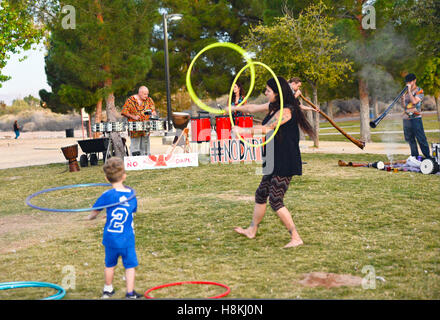 Las Vegas, USA. 13Th Nov, 2016. Novembre 13, 2016, Sunset Park Las Vegas Nevada, un cercle de tambour formes au coucher du soleil à l'appui de Rock', montons la défense des terres des tribus amérindiennes de la construction du Pipe Line accès 'dakota'. N° NODAPL Crédit : Ken Howard/Alamy Live News Banque D'Images