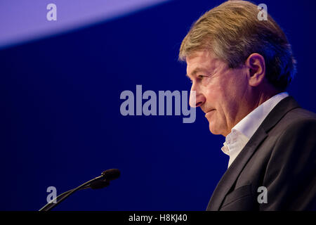 Berlin, Allemagne. Nov 7, 2016. Hans-Otto Schrader, Président du Groupe Otto, parle à la maison d'édition 2016 du Sommet de Berlin, Allemagne, 7 novembre 2016. PHOTO : GREGOR FISCHER/dpa/Alamy Live News Banque D'Images
