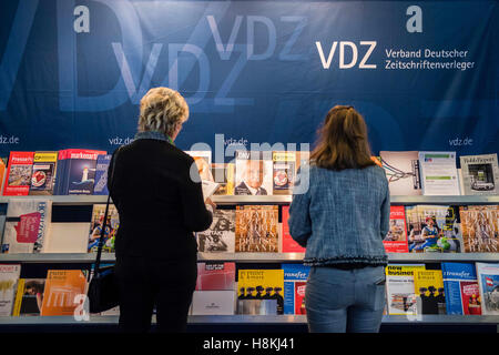 Berlin, Allemagne. Nov 7, 2016. Deux participants lire des magazines à l'édition 2016 du Sommet de Berlin, Allemagne, 7 novembre 2016. PHOTO : GREGOR FISCHER/dpa/Alamy Live News Banque D'Images