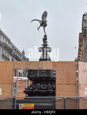 Piccadilly Circus, Londres, Royaume-Uni. 14 novembre 2016. Eros dans Piccadilly Circus est préparé pour son snow globe Banque D'Images