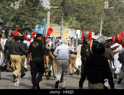 Arrestation Police manifestants appartenant au Département de l'irrigation du Sind et essayaient d'obtenir entre en zone rouge, à proximité de Karachi press club le lundi 14 novembre 2016. Banque D'Images