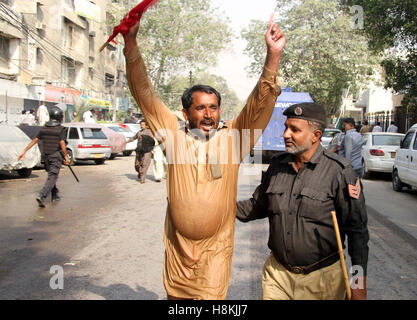 Arrestation Police manifestants appartenant au Département de l'irrigation du Sind et essayaient d'obtenir entre en zone rouge, à proximité de Karachi press club le lundi 14 novembre 2016. Banque D'Images