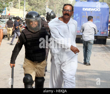 Arrestation Police manifestants appartenant au Département de l'irrigation du Sind et essayaient d'obtenir entre en zone rouge, à proximité de Karachi press club le lundi 14 novembre 2016 Banque D'Images