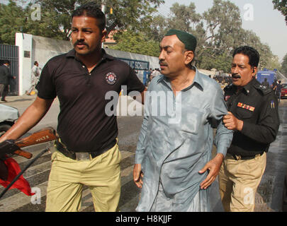 Arrestation Police manifestants appartenant au Département de l'irrigation du Sind et essayaient d'obtenir entre en zone rouge, à proximité de Karachi press club le lundi 14 novembre 2016. Banque D'Images