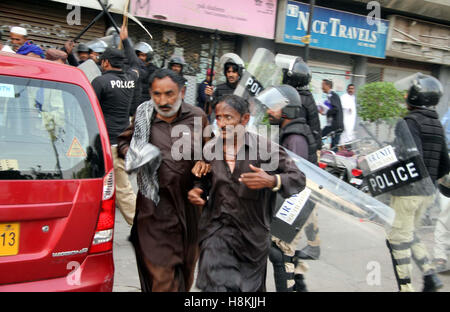 Arrestation Police manifestants appartenant au Département de l'irrigation du Sind et essayaient d'obtenir entre en zone rouge, à proximité de Karachi press club le lundi 14 novembre 2016. Credit : Asianet-Pakistan/Alamy Live News Banque D'Images