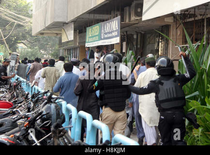 Arrestation Police manifestants appartenant au Département de l'irrigation du Sind et essayaient d'obtenir entre en zone rouge, à proximité de Karachi press club le lundi 14 novembre 2016. Credit : Asianet-Pakistan/Alamy Live News Banque D'Images