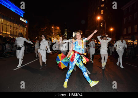 Les participants prennent part à la parade d'Halloween annuel à New York le 31 octobre 2016. © Hiroaki Yamaguchi/AFLO/Alamy Live News Banque D'Images