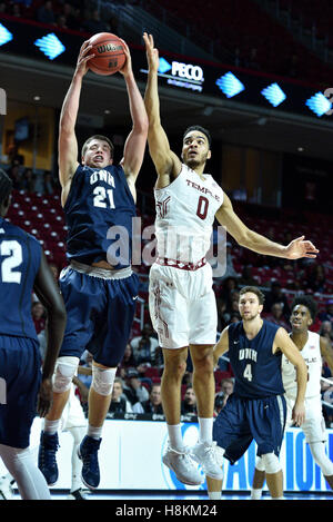 Philadelphie, Pennsylvanie, USA. 14Th Nov, 2016. Le New Hampshire Wildcats avant TANNER LEISSNER (21) s'empare d'un rebond à partir de en face de Temple Owls OBI avant ENECHIONYIA (0) au cours de la conférence ne tient pas de basket-ball jeu joué à l'Liacouras Center de Philadelphie. © Ken Inness/ZUMA/Alamy Fil Live News Banque D'Images