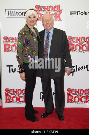 Londres, Royaume-Uni. 14 novembre, 2016. Emma Kitchener et Julian Fellowes assiste à la Soirée d'ouverture de "l'école de Rock La comédie musicale" au nouveau théâtre de Drury Lane de Londres, le 14 novembre 2016 à Londres, en Angleterre. Crédit : Gary Mitchell/Alamy Live News Banque D'Images