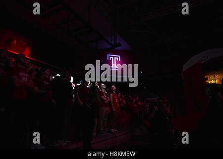 Philadelphie, Pennsylvanie, USA. 14Th Nov, 2016. Le Temple Owls logo T est allumé avant la conférence ne tient pas de basket-ball jeu joué à l'Liacouras Center de Philadelphie. UNH beat Temple 57-52 dans un match présaison NIT. © Ken Inness/ZUMA/Alamy Fil Live News Banque D'Images