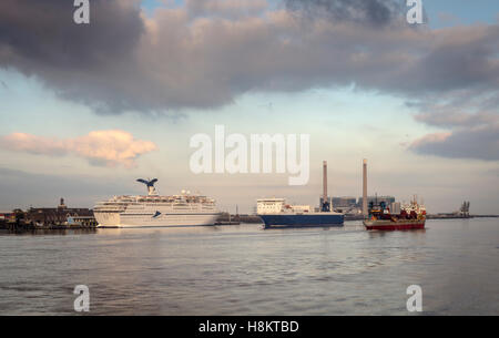 Deux navires sur la tamise en passant le bateau de croisière amarré magellan cmv comme vu de gravesend pier Banque D'Images