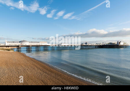 Vue sur la jetée de Brighton (était Palace Pier) sur la plage de Brighton sur une journée ensoleillée, calme, Sussex, UK Banque D'Images