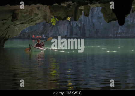 La navigation de plaisance dans la grotte de Luon, la baie d'Ha Long, Vietnam du Nord Banque D'Images