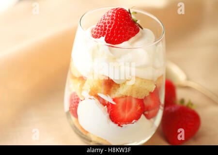 Bagatelle aux fraises miniature dans un verre à boire avec de la crème fouettée et pound cake en cubes Banque D'Images