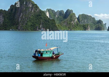 Les pêcheurs de la Baie d'Ha Long, Vietnam Banque D'Images