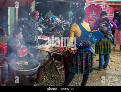 Des jours à la fumée avec un barbecue, viandes du marché Coc Ly marché près de Sa Pa, Vietnam du Nord Banque D'Images