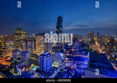 Heure bleue sur la Tour MahaNakhon, Bangkok, Thaïlande Banque D'Images