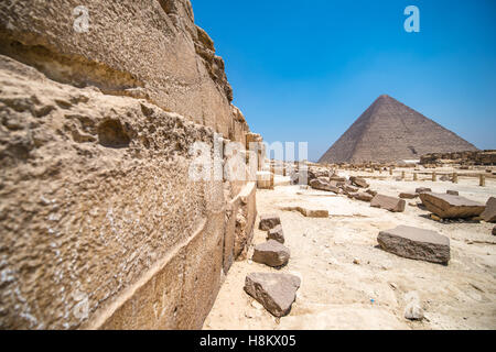 Le Caire, Égypte. Close up worm's eye view de l'enveloppe des pierres (calcaire) qui composent les grandes pyramides de Gizeh. Banque D'Images