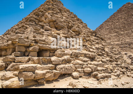 Le Caire, Égypte près d'un temple funéraire en face d'une des grandes pyramides de Gizeh contre un ciel bleu clair. Ce particulier Banque D'Images