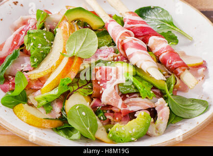 Salade Mixte avec poires fraîches sur une table en bois. Selective focus Banque D'Images