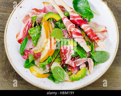 Salade Mixte avec poires fraîches sur une table en bois. Vue d'en haut Banque D'Images
