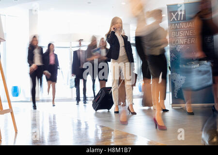 Blurred motion de gens d'affaires avec assurance la marche au centre des congrès Banque D'Images