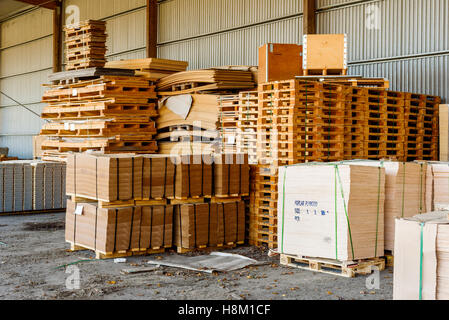 Brakne Hoby, Suède - le 29 octobre 2016 : Documentaire de zone industrielle locale. Zone de stockage du bois en plein air sous le toit, avec palle Banque D'Images