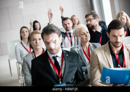 Séance libre avec des collègues en salle de séminaire Banque D'Images