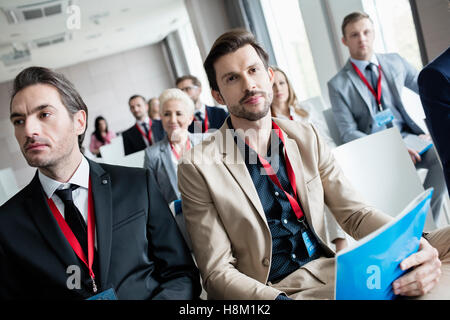 Les gens d'affaires présents à séminaire en convention center Banque D'Images