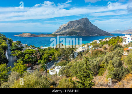 L''île de Telendos vu à travers l'eau de Kalymnos, Grèce, Massouri Banque D'Images