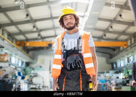 Portrait de jeune homme portant des vêtements dans l'industrie du métal Banque D'Images