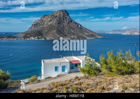 L''île de Telendos vu à travers l'eau de Kalymnos, Grèce, Massouri Banque D'Images