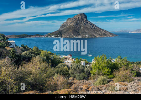 L''île de Telendos vu à travers l'eau de Kalymnos, Grèce, Massouri Banque D'Images