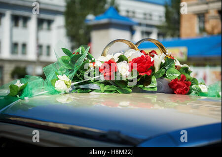 Voiture de mariage décoré de fleurs rouges Banque D'Images