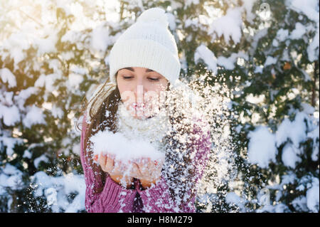 Belle Jeune femme tenant une neige et poudrerie sur elle Banque D'Images